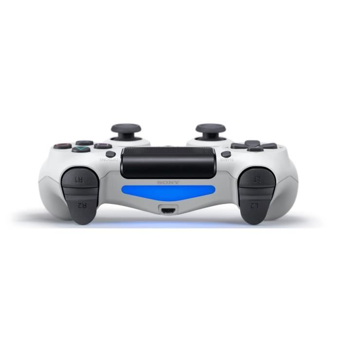 Vista frontale di un controller PlayStation 4 bianco con una luce LED blu su sfondo bianco.