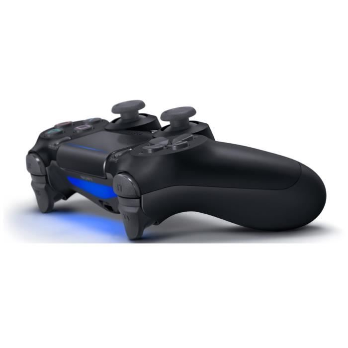 Un controller nero per PlayStation 4 con luce blu su sfondo bianco.