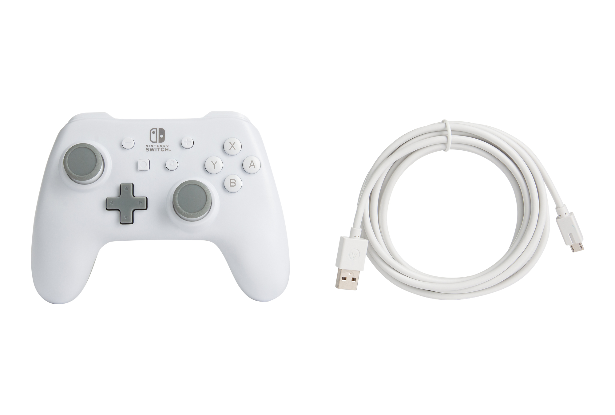 Un mando pro de Nintendo Switch blanco con detalles grises y un cable de carga blanco enrollado sobre fondo blanco.