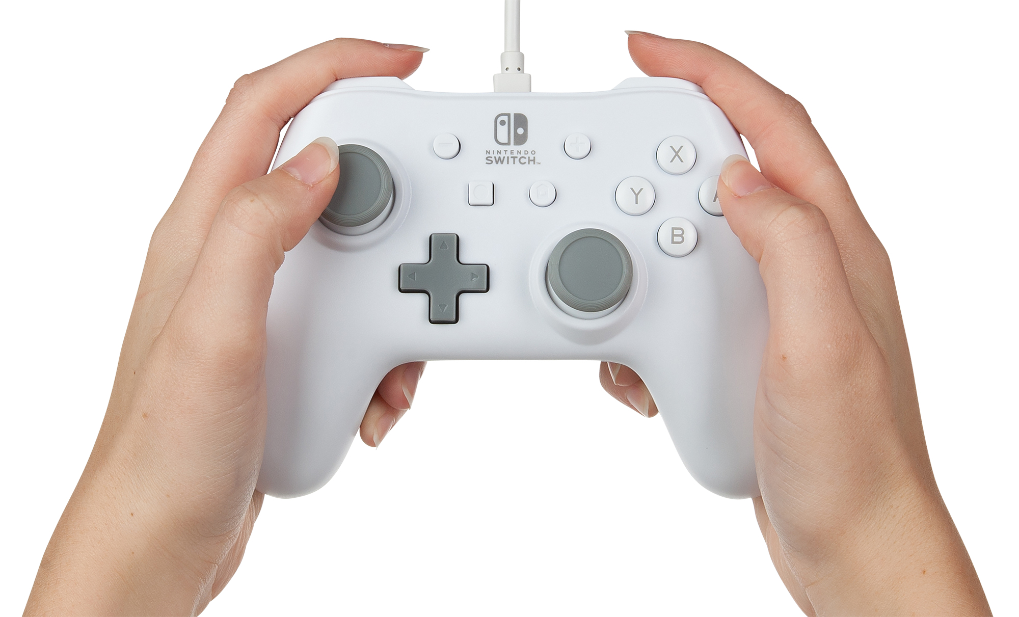 Dos manos sostienen un controlador de juego Nintendo Switch blanco con cable sobre fondo blanco.