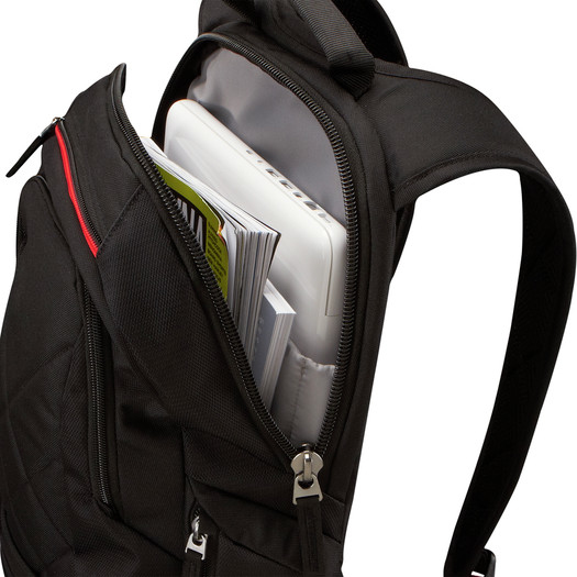 Ein offener schwarzer Rucksack zeigt Dokumente und einen Laptop im Hauptfach.