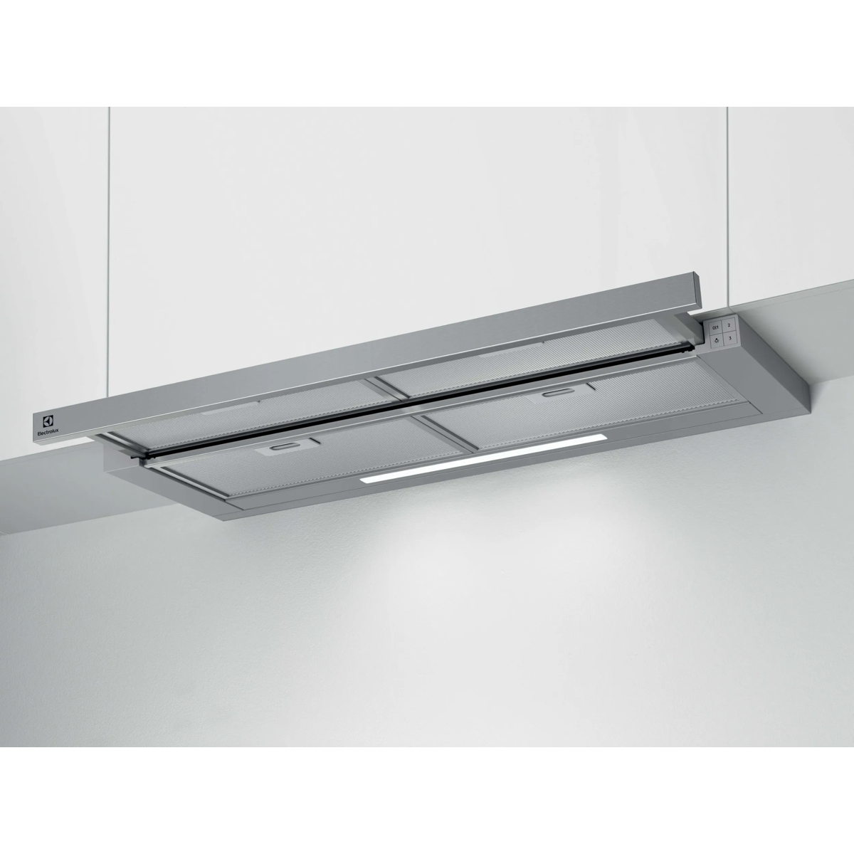 Una campana extractora de acero inoxidable con filtros de malla y luz LED, montada bajo gabinetes blancos.