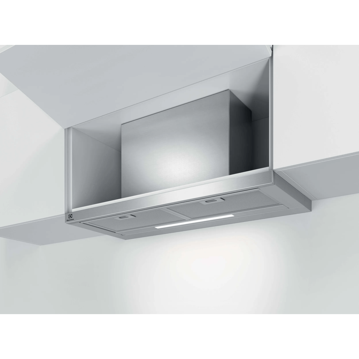 Una campana extractora empotrada de acero inoxidable con filtro iluminado en un armario de cocina blanco.