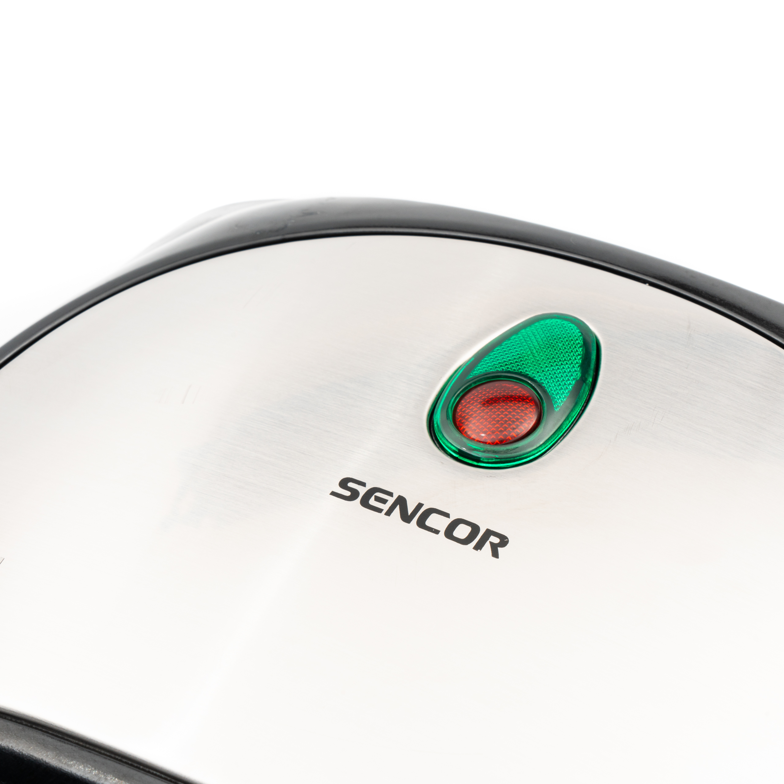Una sandwichera Sencor con superficie de metal plateado, carcasa negra y luces indicadoras roja y verde.