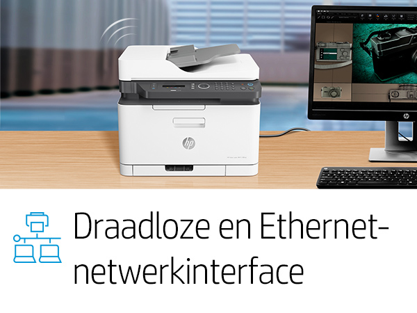 Ein HP-Drucker mit WLAN steht auf einem Holztisch neben einem Computerbildschirm.