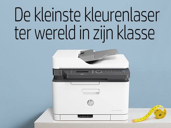 HP Farb激光drucker auf einem weißen Tisch mit gelbem Maßband. Text auf blauem Hintergrund.