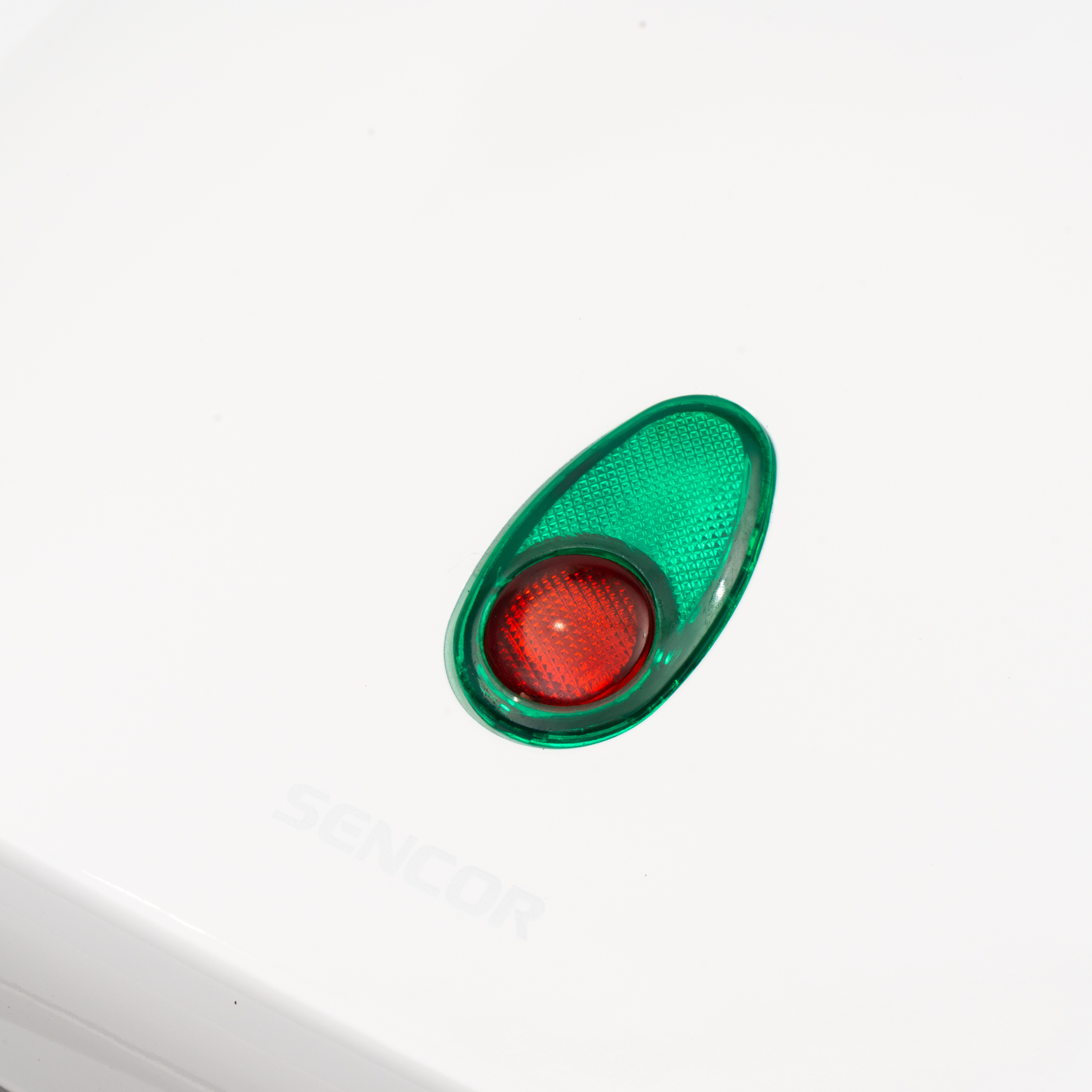 Una spia verde e rossa su una superficie bianca con il logo SENCOR.