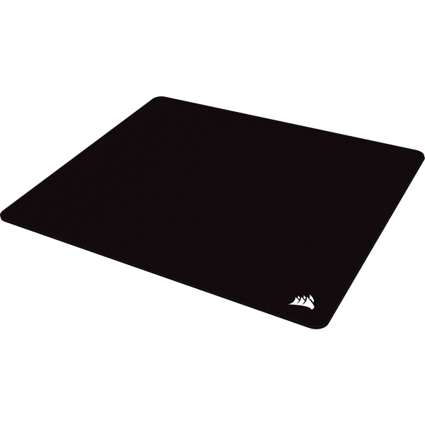 Una alfombrilla de ratón negra con un logotipo blanco de Corsair en la esquina inferior derecha sobre un fondo blanco.