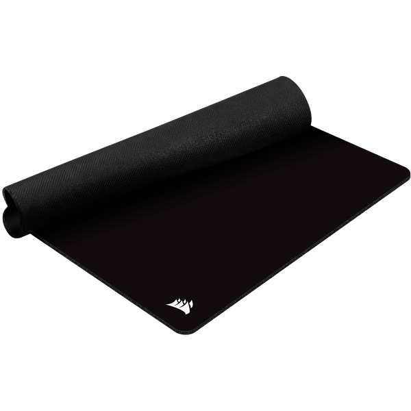 Una alfombrilla negra sobre fondo blanco, parcialmente enrollada, con un logotipo blanco de Corsair.