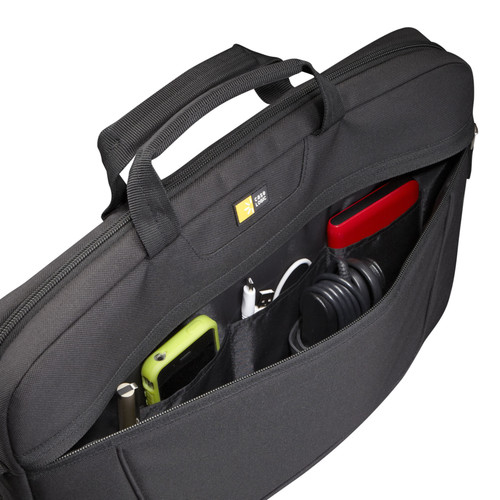 Eine schwarze Laptoptasche mit geöffneter Fronttasche, in der ein gelbes Smartphone, Kabel und eine rote Festplatte liegen.