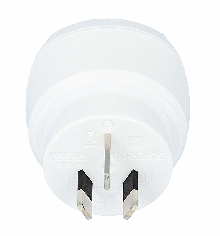 Ein weißer Reiseadapter mit drei flachen Stiften und aufgedruckten technischen Daten vor weißem Hintergrund.