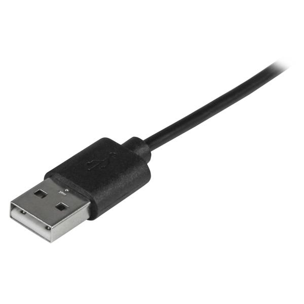 Close-up van een zwarte USB-A kabelconnector met metalen punt op witte achtergrond.
