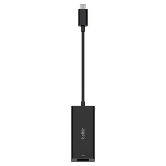 Un adaptador USB-C Belkin negro con un cable corto y conector sobre fondo blanco.