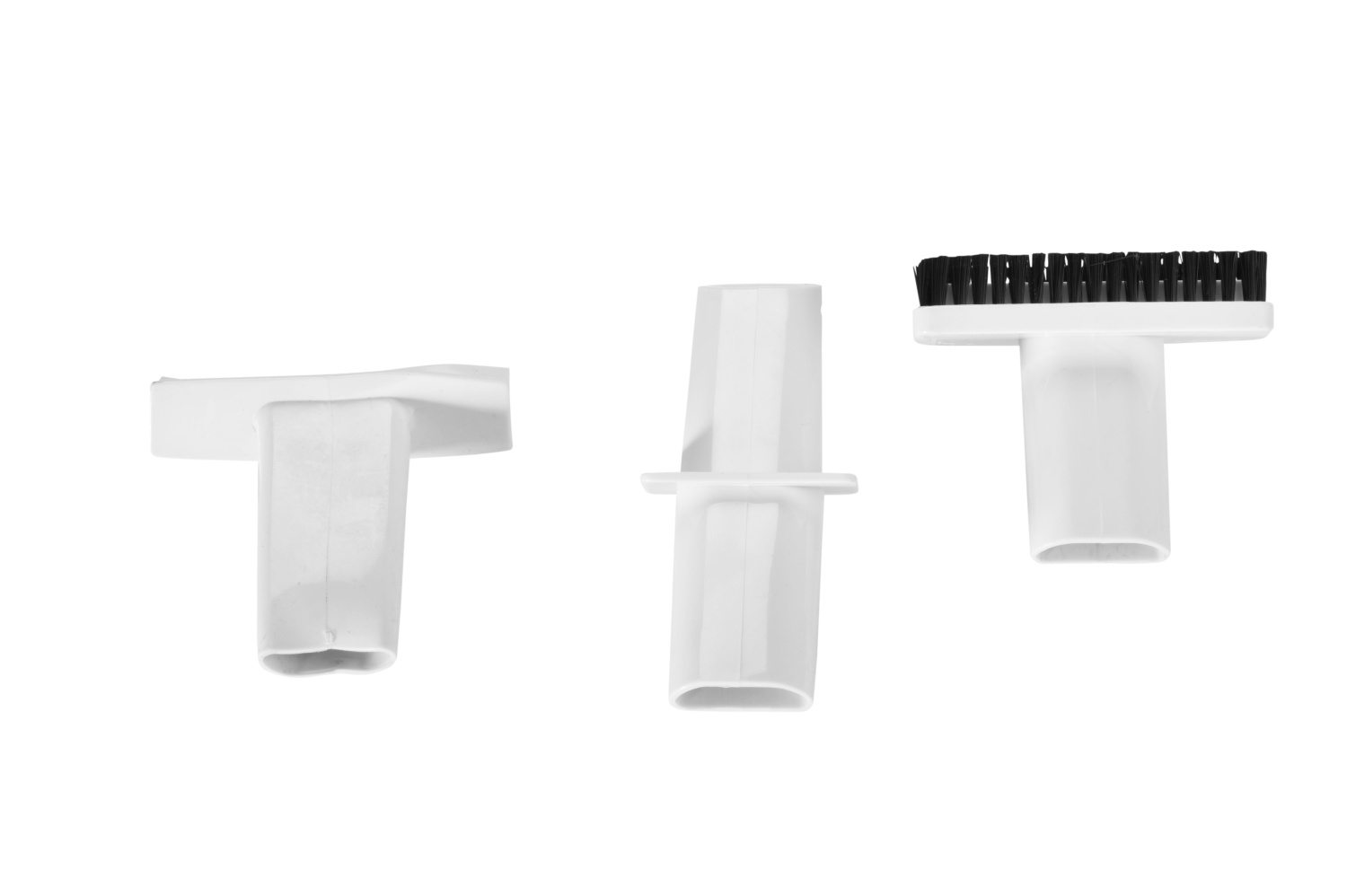 Drie witte stofzuigeropzetstukken op witte achtergrond, waaronder een plat mondstuk, een smal mondstuk en een borstel.