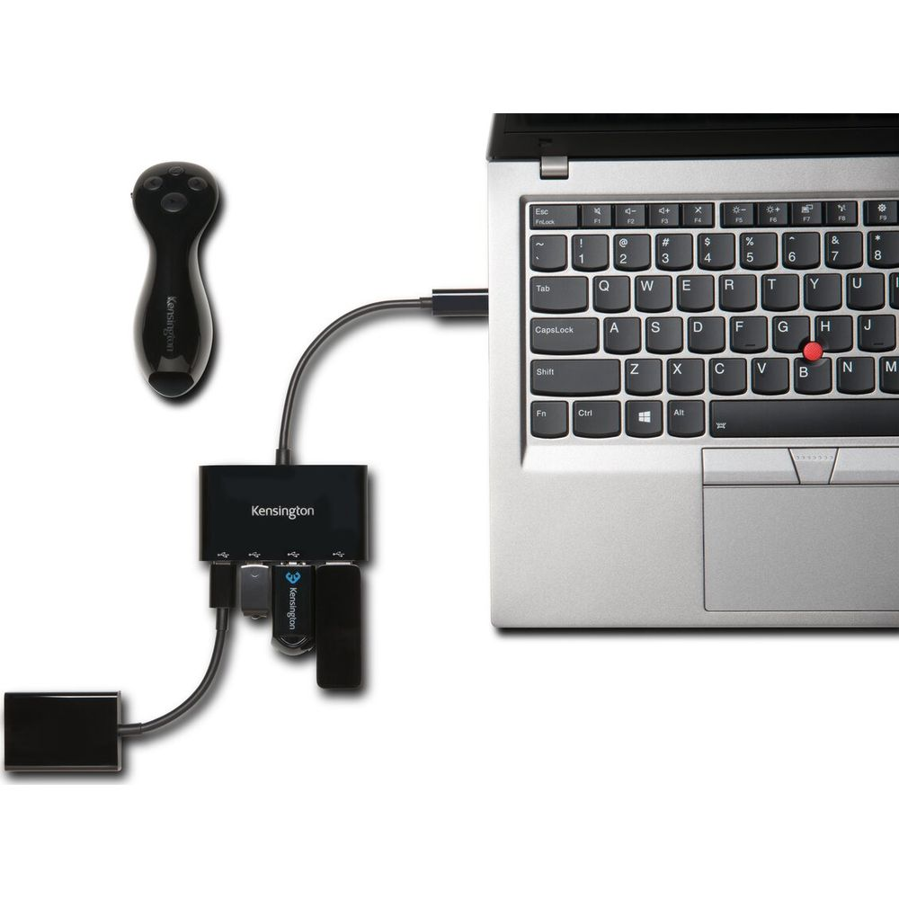 Ein Laptop verbunden mit einem Kensington USB-Hub, einer Maus und anderen Geräten.
