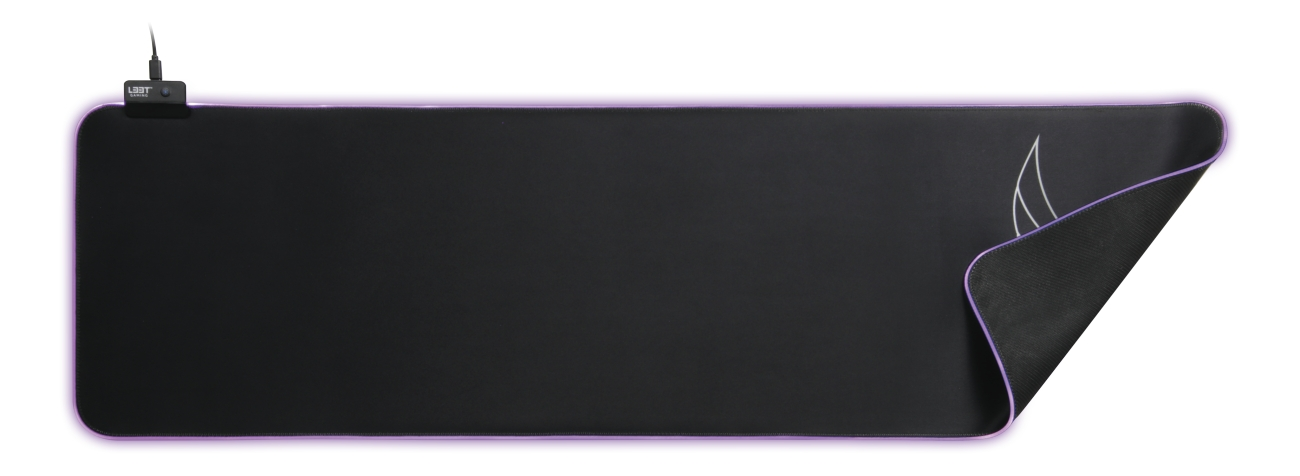 Grand tapis de souris noir avec éclairage violet sur les bords et coin droit enroulé sur fond blanc.