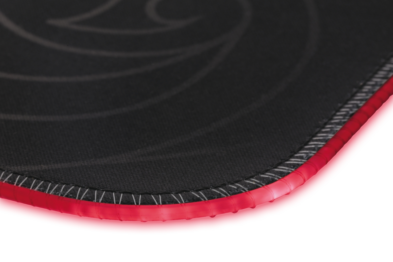 Gros plan sur un tapis de souris noir avec des bords rouges vifs et un motif discret.