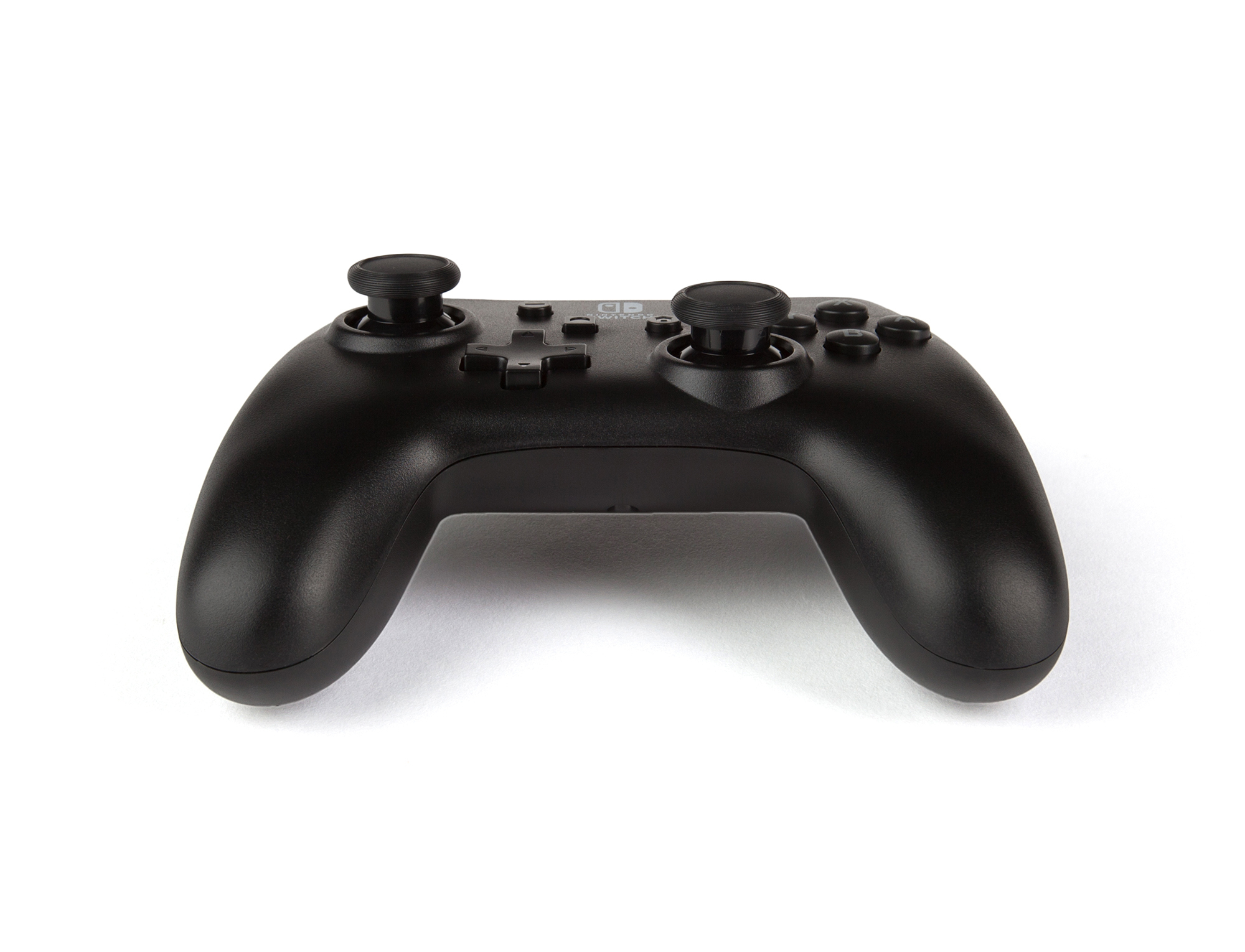 Un mando negro de Nintendo Switch Pro sobre un fondo blanco.