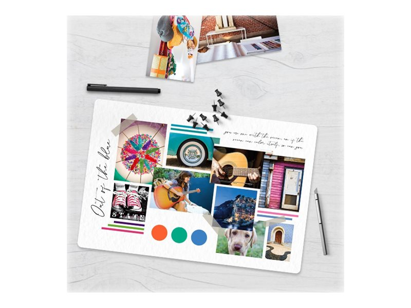 Moodboard mit Fotos, Pins und Farbfeldern auf weißem Holztisch.