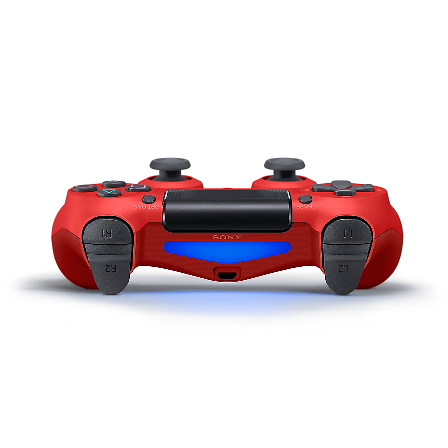 Un controlador inalámbrico PlayStation 4 rojo sobre fondo blanco, con una barra de luz azul brillante.