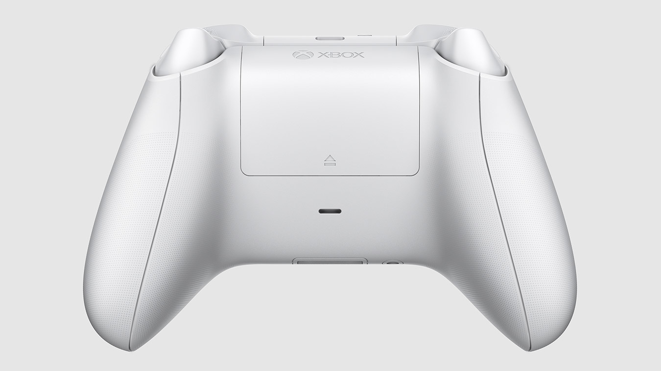 Widok z tyłu białego kontrolera Xbox na jasnym tle z teksturowanymi uchwytami.