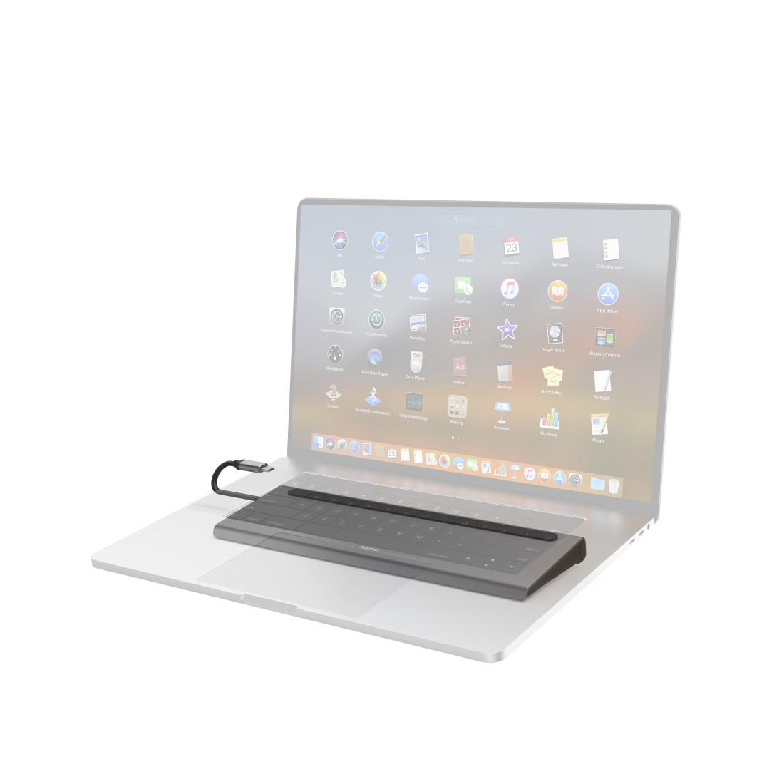 Un laptop argentato con una tastiera compatta grigia collegata sul trackpad su sfondo bianco.