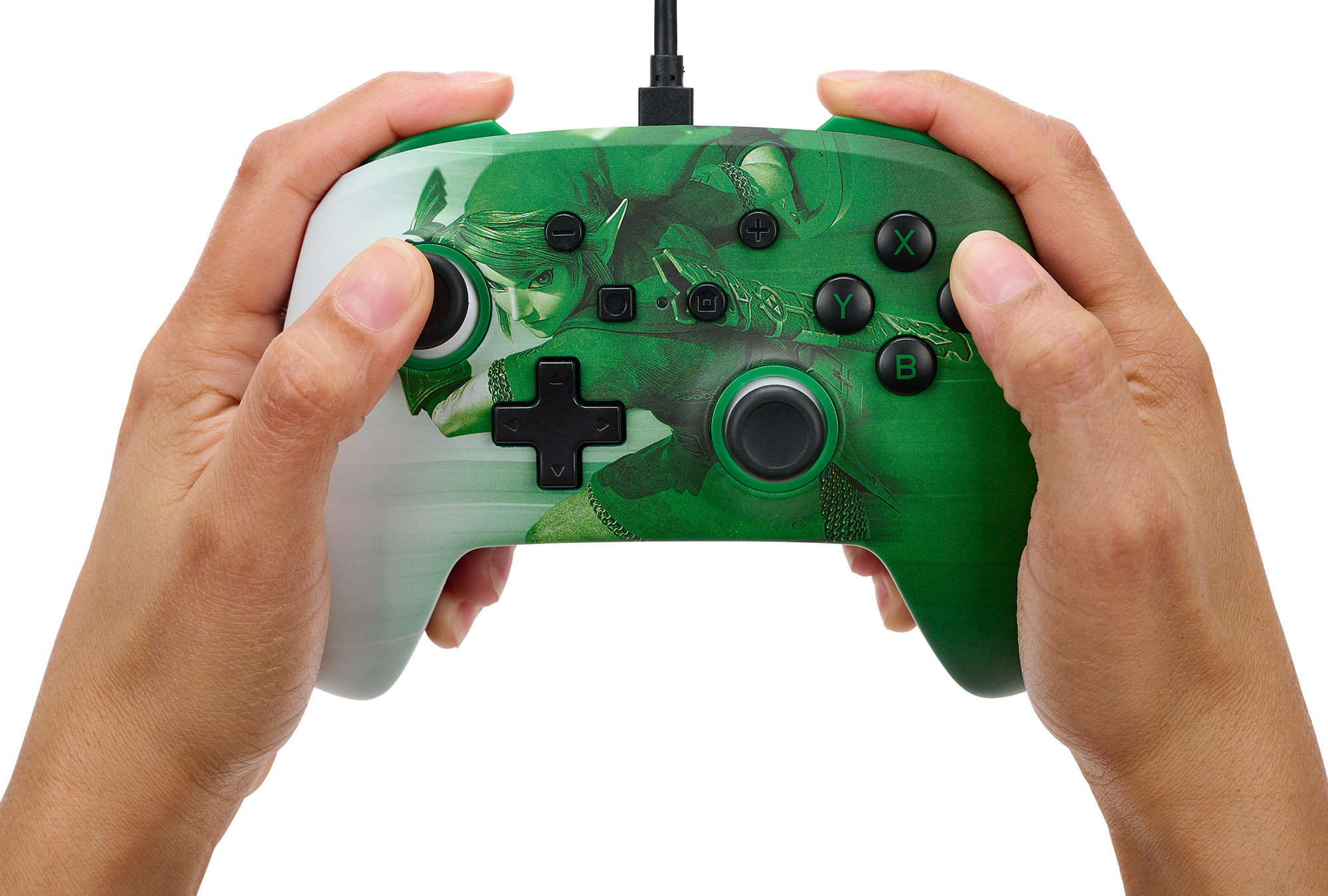 Dos manos sostienen un controlador de videojuegos con cable verde y estampado gráfico.