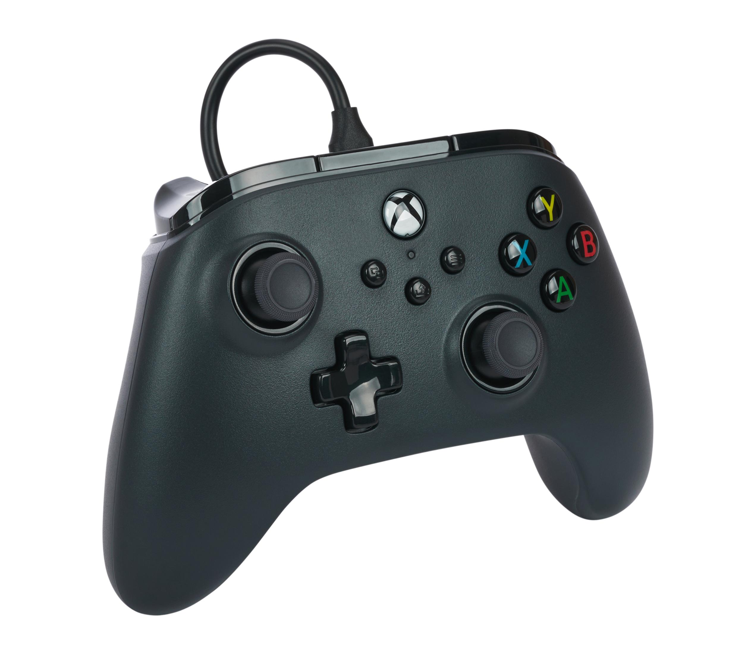 Ein schwarzer Xbox-Controller mit angeschlossenem Kabel und farbigen Tasten auf weißem Hintergrund.