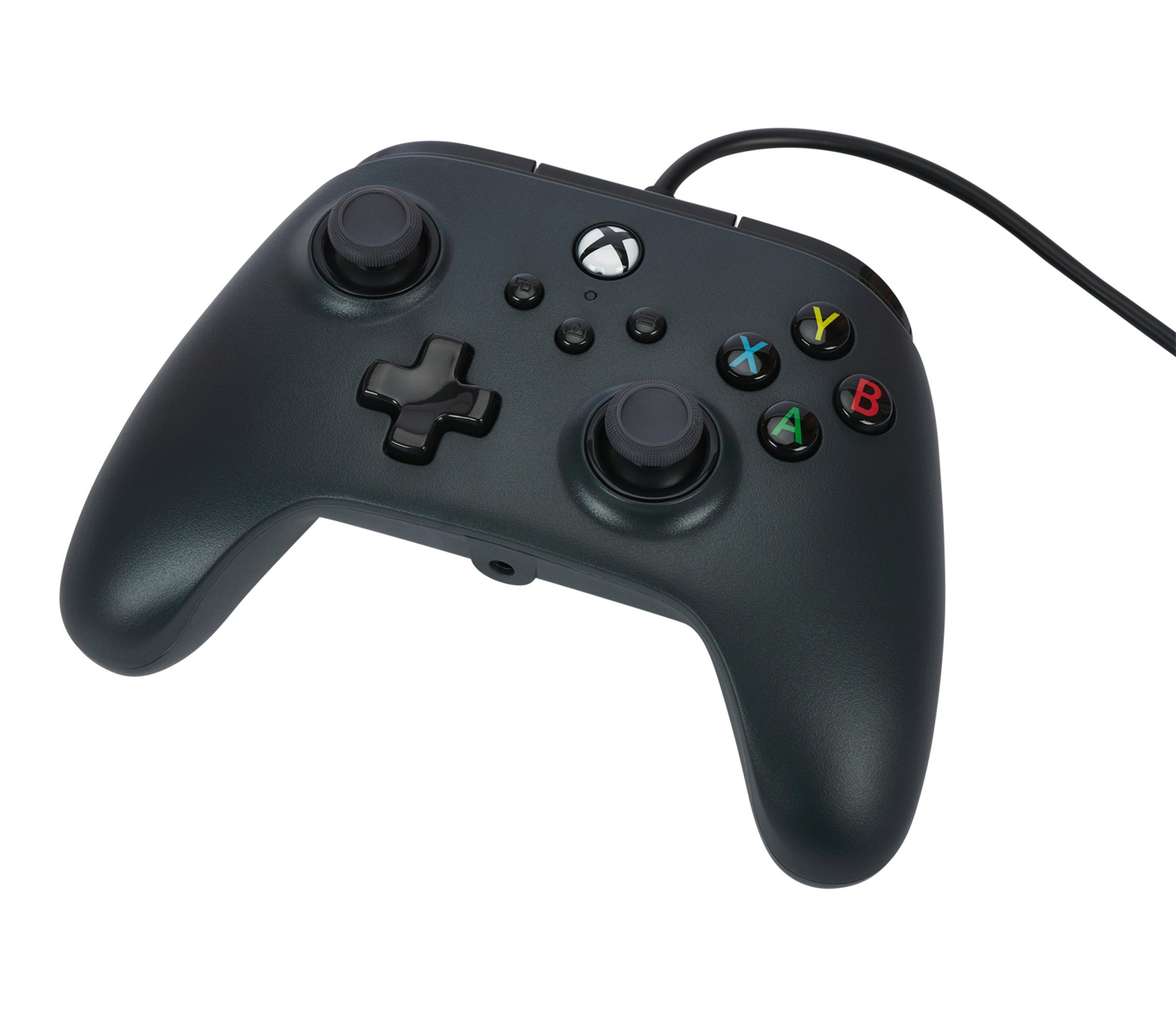 Ein schwarzer, kabelgebundener Xbox-Controller mit bunten ABXY-Tasten und zwei Joysticks auf weißem Hintergrund.