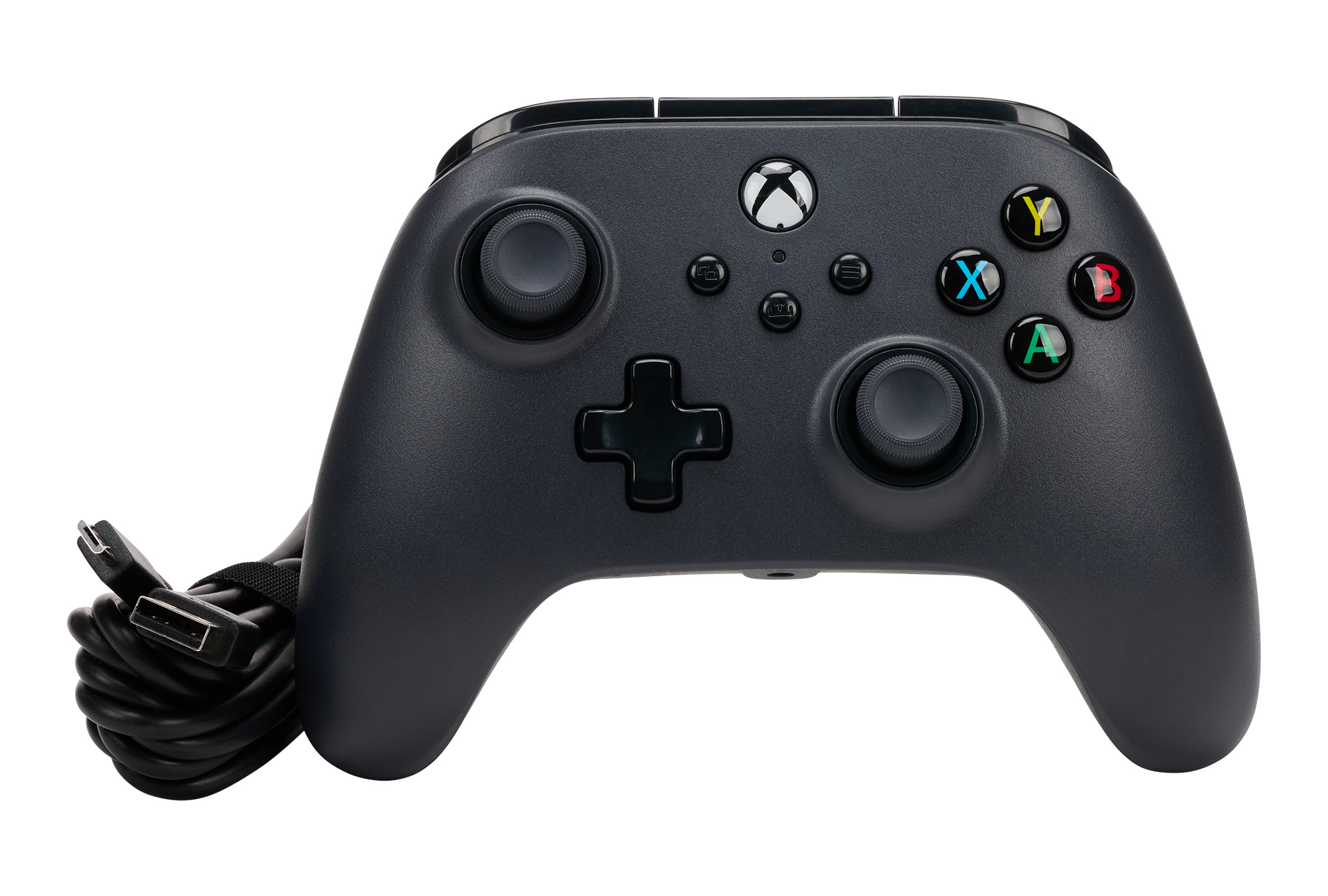 Ein schwarzer Xbox-Controller mit farbigen Aktionstasten und einem aufgerollten USB-C-Kabel auf weißem Hintergrund.