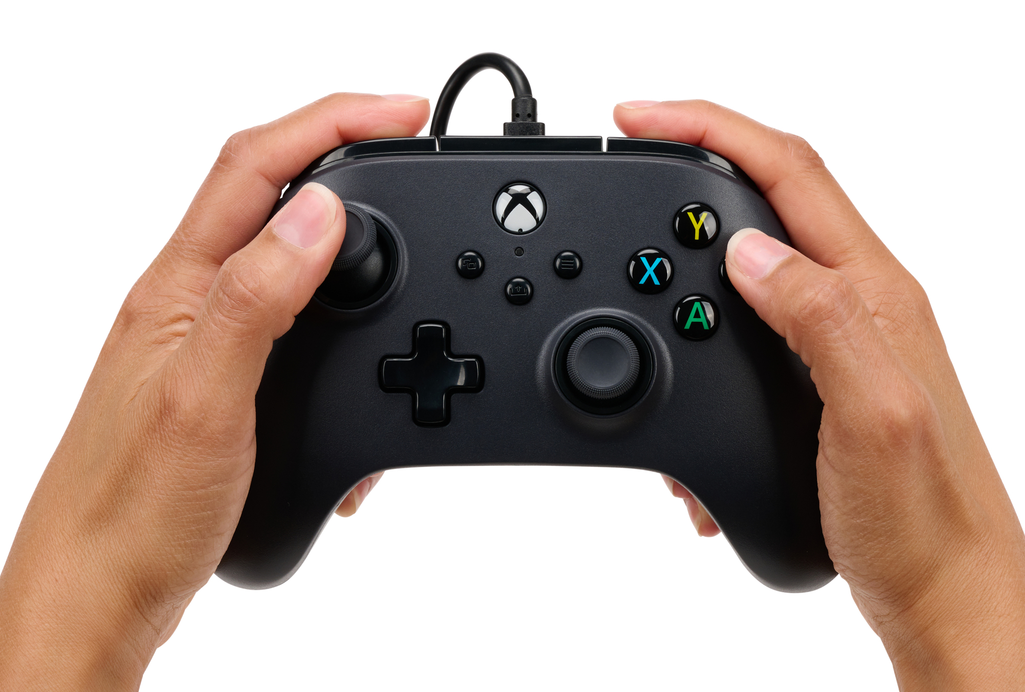 Hände halten einen schwarzen, kabelgebundenen Xbox-Controller vor weißem Hintergrund.