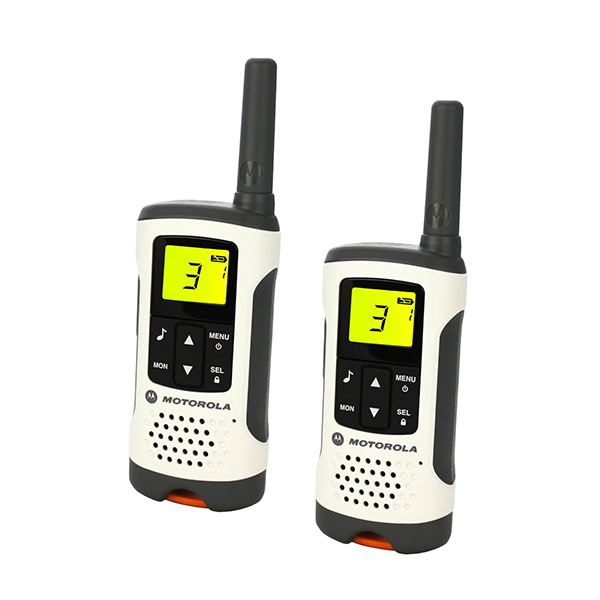 Due walkie-talkie Motorola bianchi e neri con schermi retroilluminati in giallo su sfondo bianco.