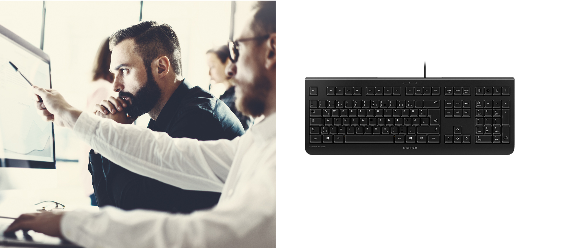 Oficinistas colaborando frente a un monitor, con un teclado negro al lado.