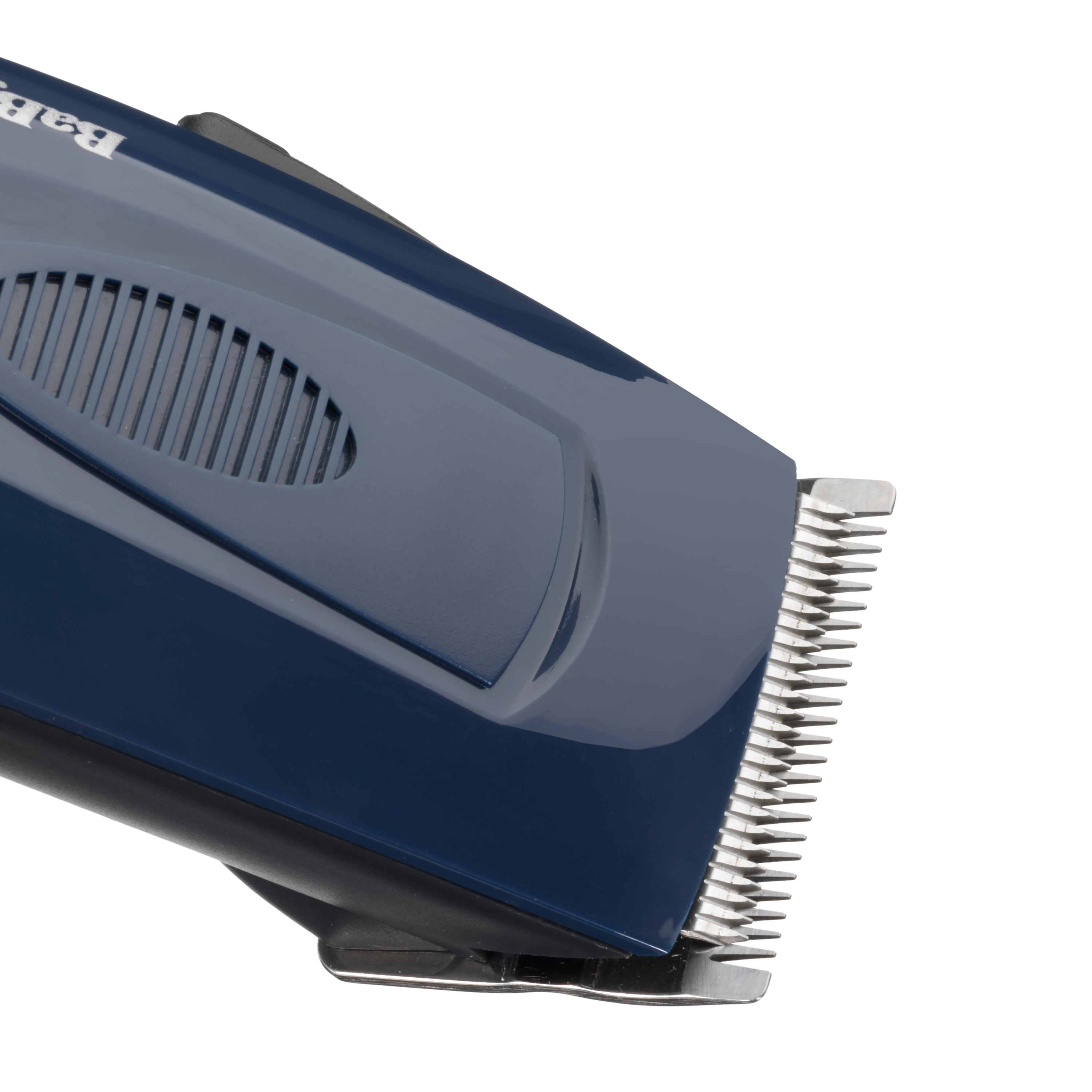 Primer plano de una maquinilla de cortar el pelo azul con cuchillas plateadas sobre fondo blanco.