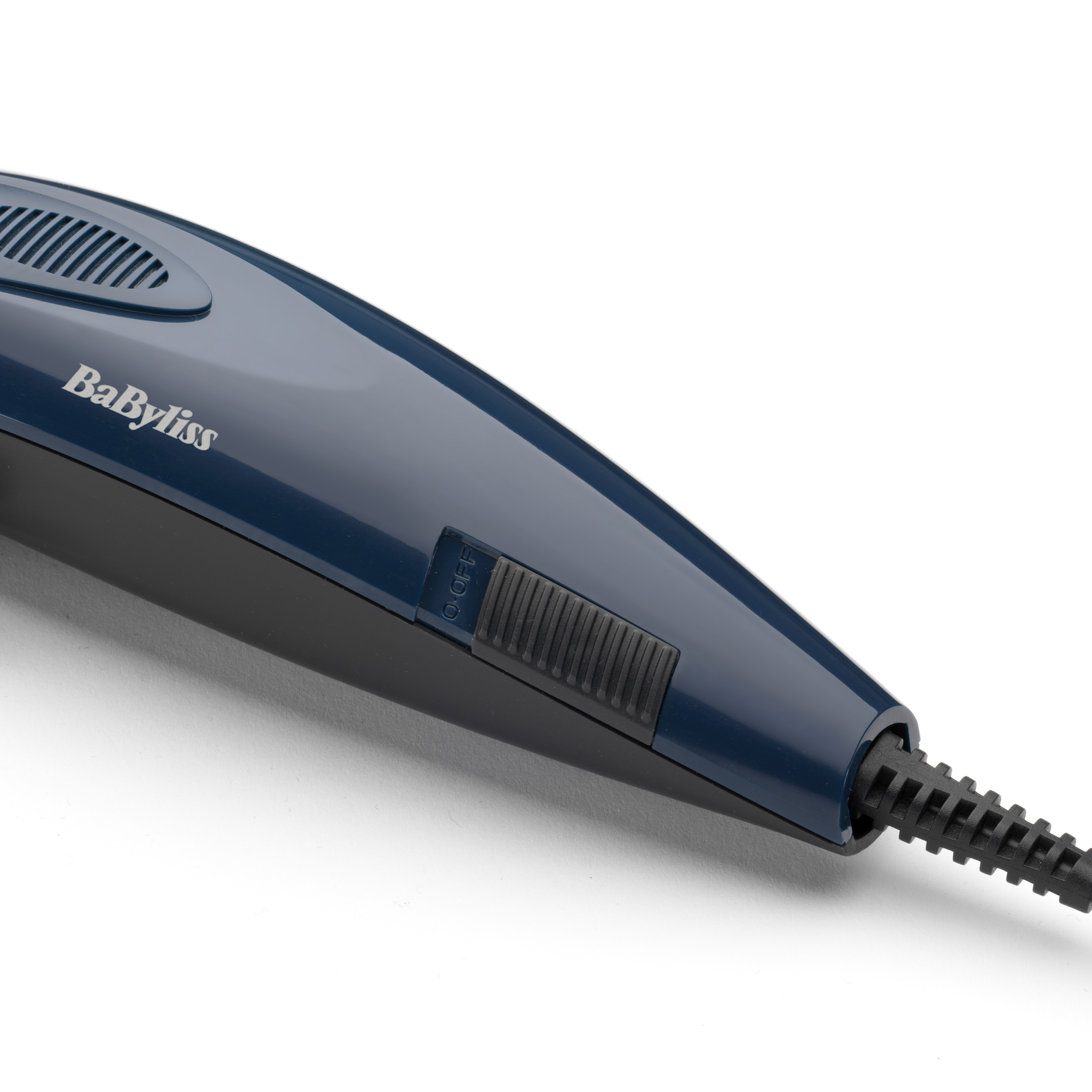 Primer plano de una herramienta para el cabello BaByliss azul con interruptor negro y cable sobre fondo blanco.