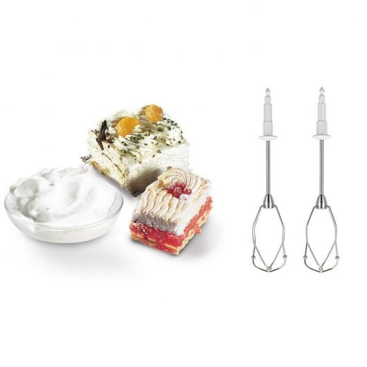 Zwei Kuchenstücke, eine Schüssel Schlagsahne und zwei Mixer-Rührer auf weißem Hintergrund.