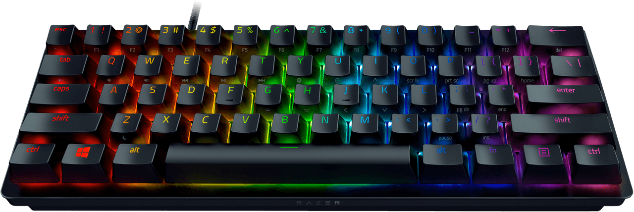 Un teclado para juegos negro con iluminación de fondo RGB vibrante sobre un fondo oscuro.