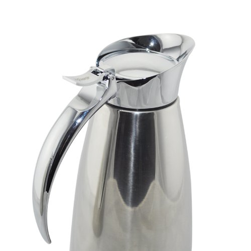 Eine glänzende, silberne Isolierkanne mit ergonomischem Griff auf weißem Hintergrund.