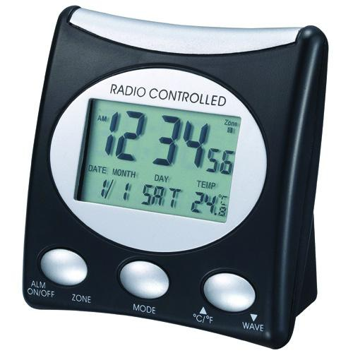Despertador radiocontrolado negro con pantalla LCD digital, tres botones plateados y visualización de hora, fecha y temperatura.