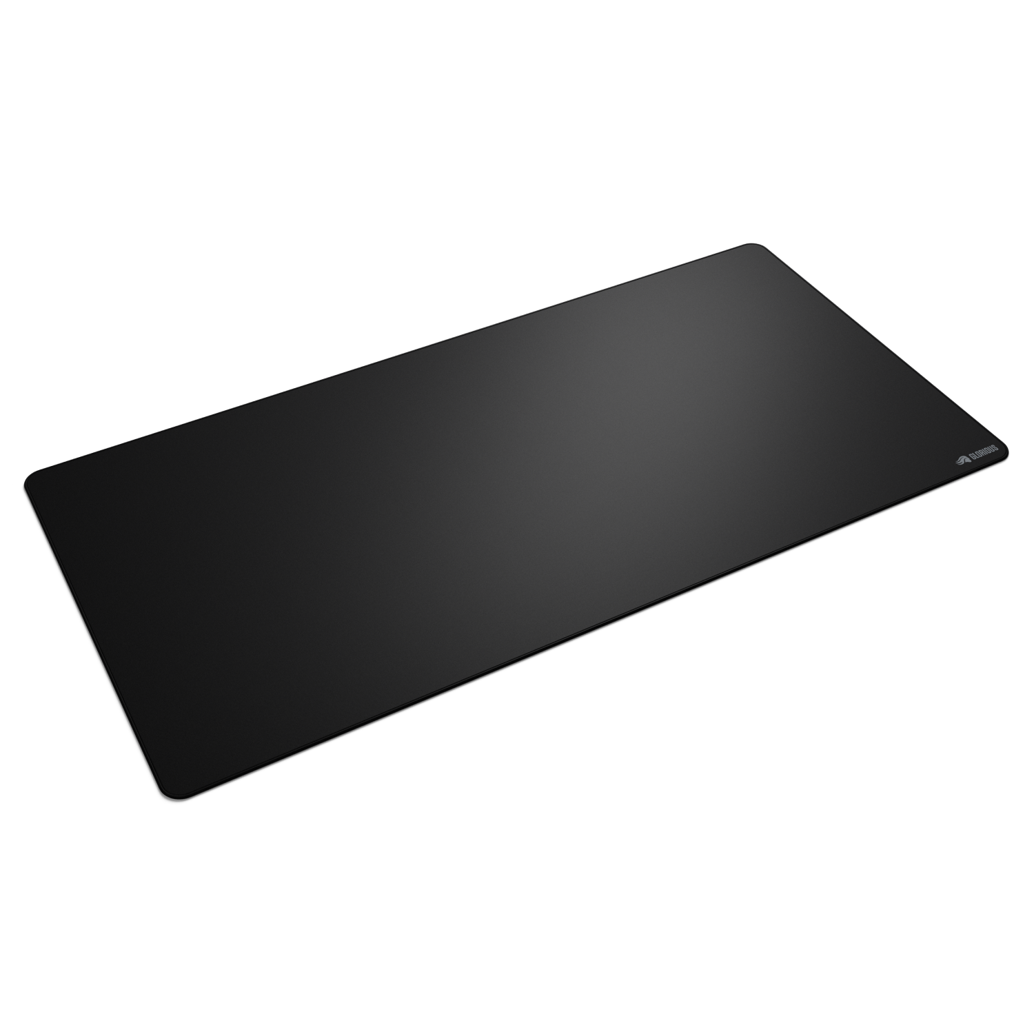 Una alfombrilla de ratón rectangular negra sobre fondo blanco con un pequeño logotipo en el borde derecho.