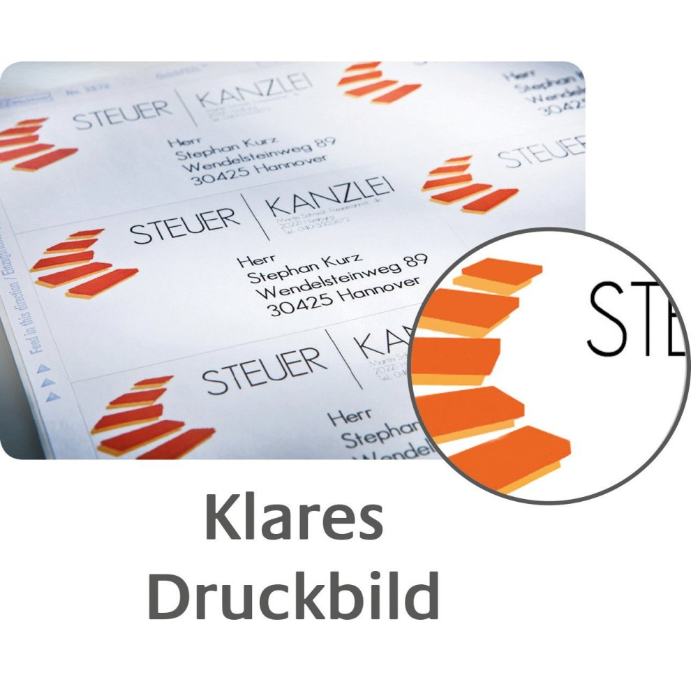 Blick auf bedruckte Adressetiketten mit einem Firmenlogo und der Aufschrift Klares Druckbild.