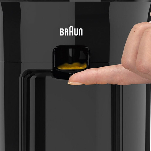 Un dedo presiona la boquilla de una cafetera Braun negra.