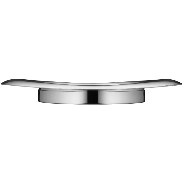 Eine glänzende, silberne Seifenschale aus Metall mit geschwungenem Rand auf rundem Sockel vor weißem Hintergrund.