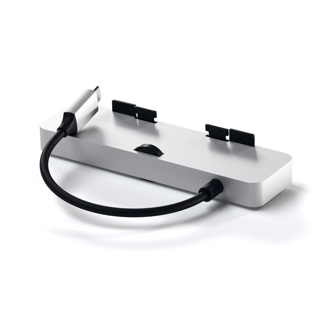 Un concentrador USB-C plateado con un cable de conexión negro sobre fondo blanco.