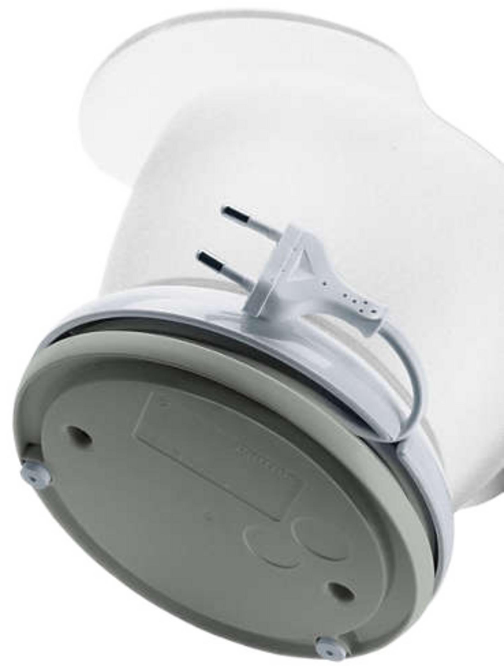 Parte inferior de un electrodoméstico de cocina blanco con un enchufe conectado.