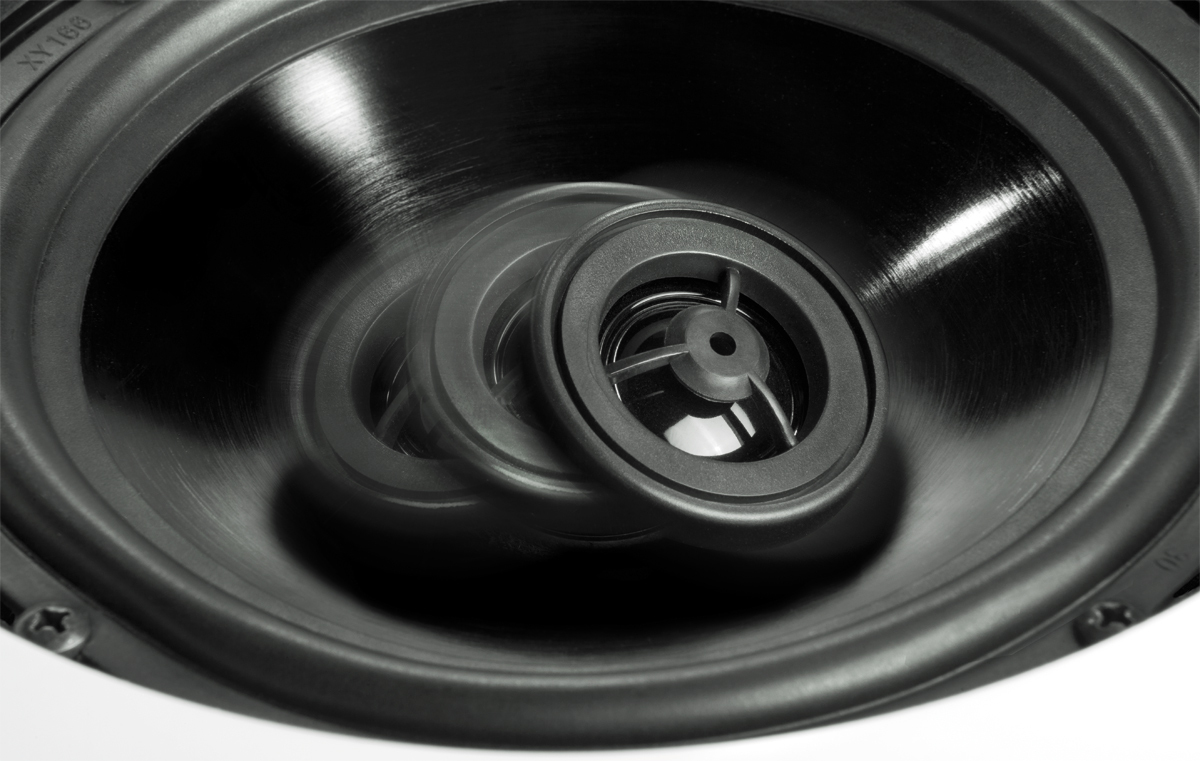 Primer plano de un altavoz negro que muestra desenfoque por vibración.