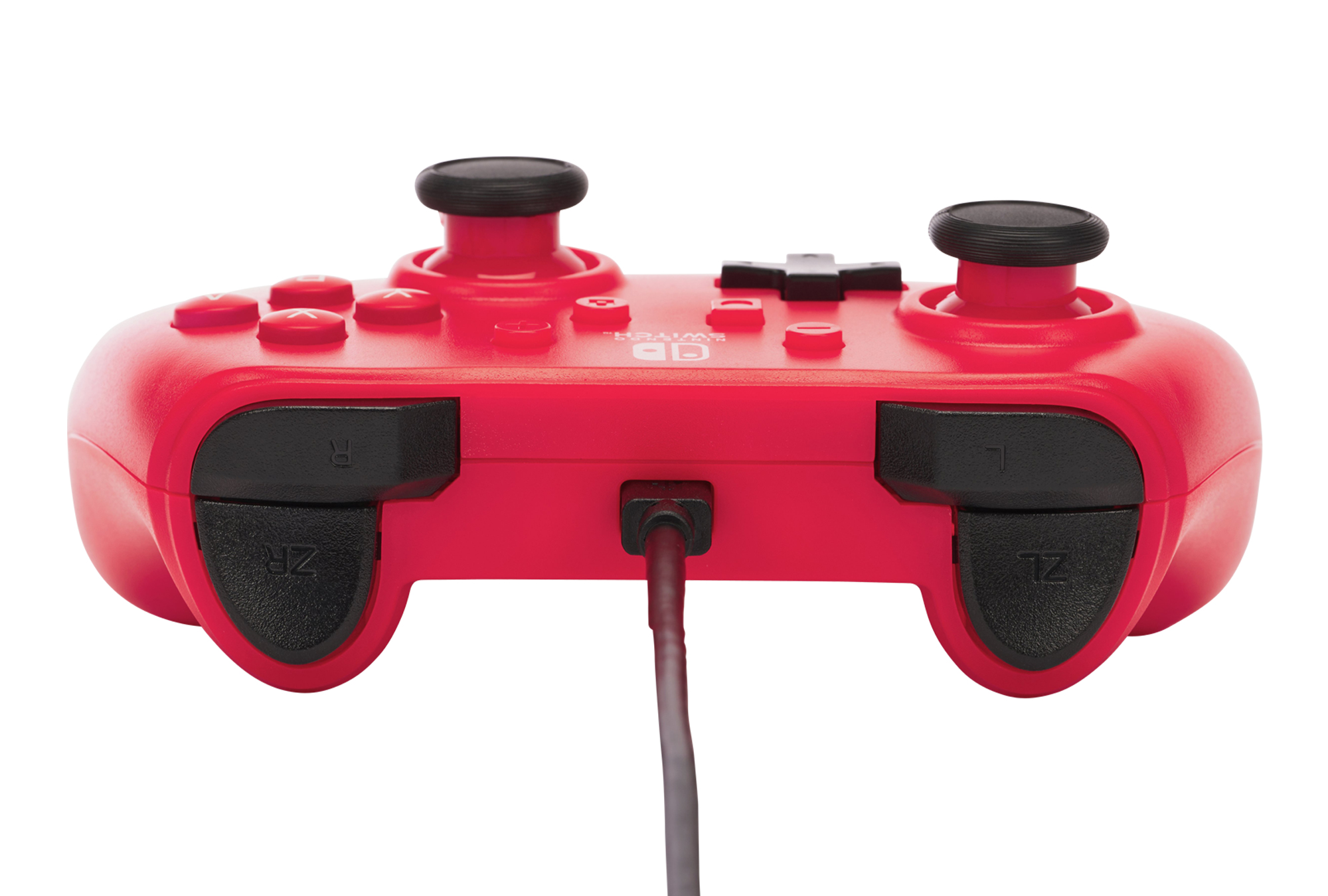 Mando rojo Nintendo Switch Pro con un cable USB conectado sobre fondo blanco.