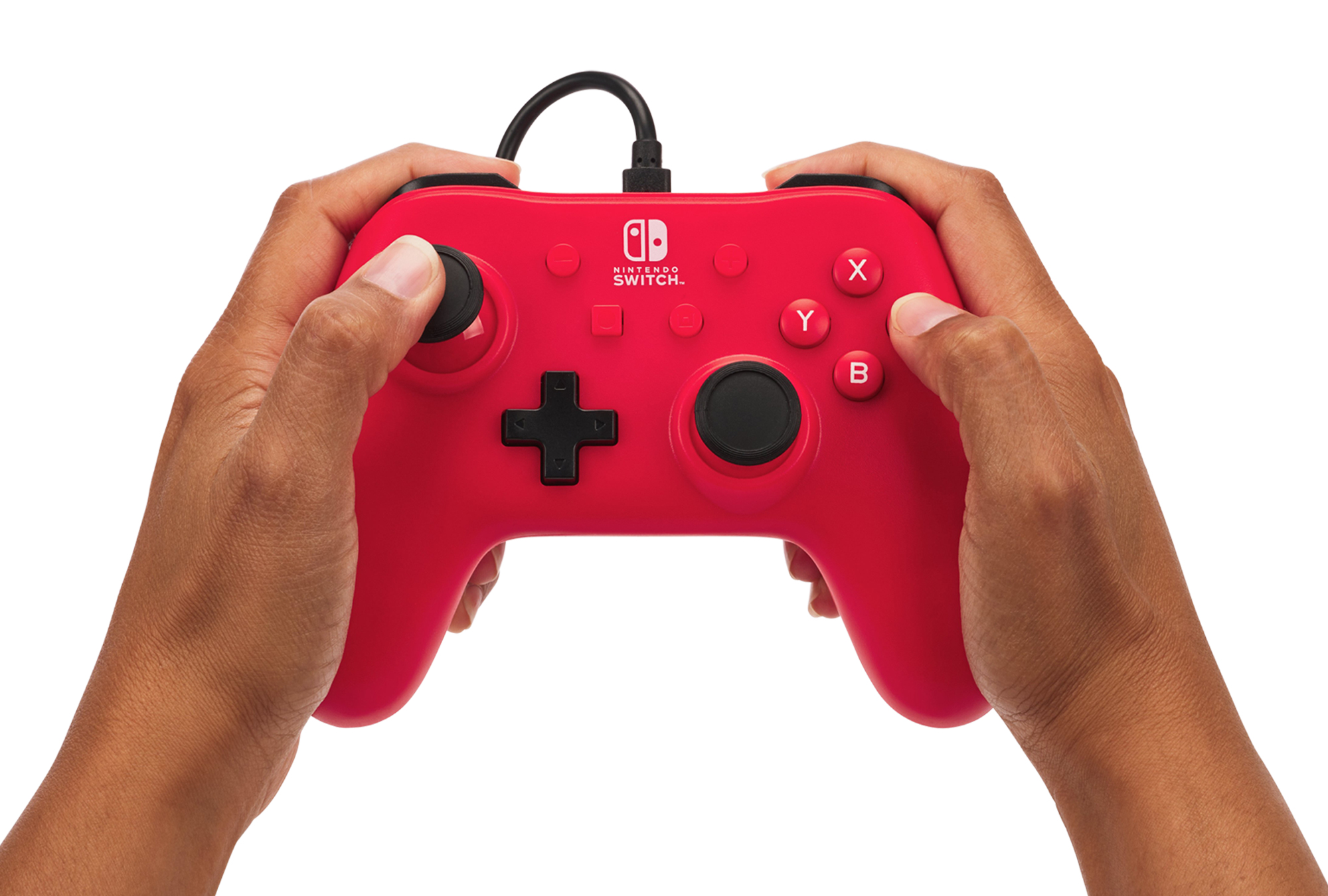 Manos sostienen un control rojo de Nintendo Switch con joysticks y botones negros sobre fondo blanco.
