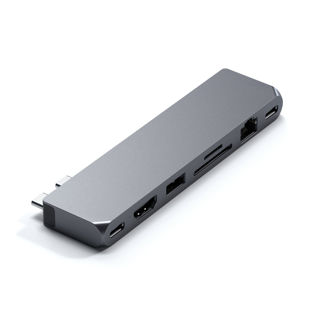 Hub USB-C grigio con più porte su sfondo bianco.