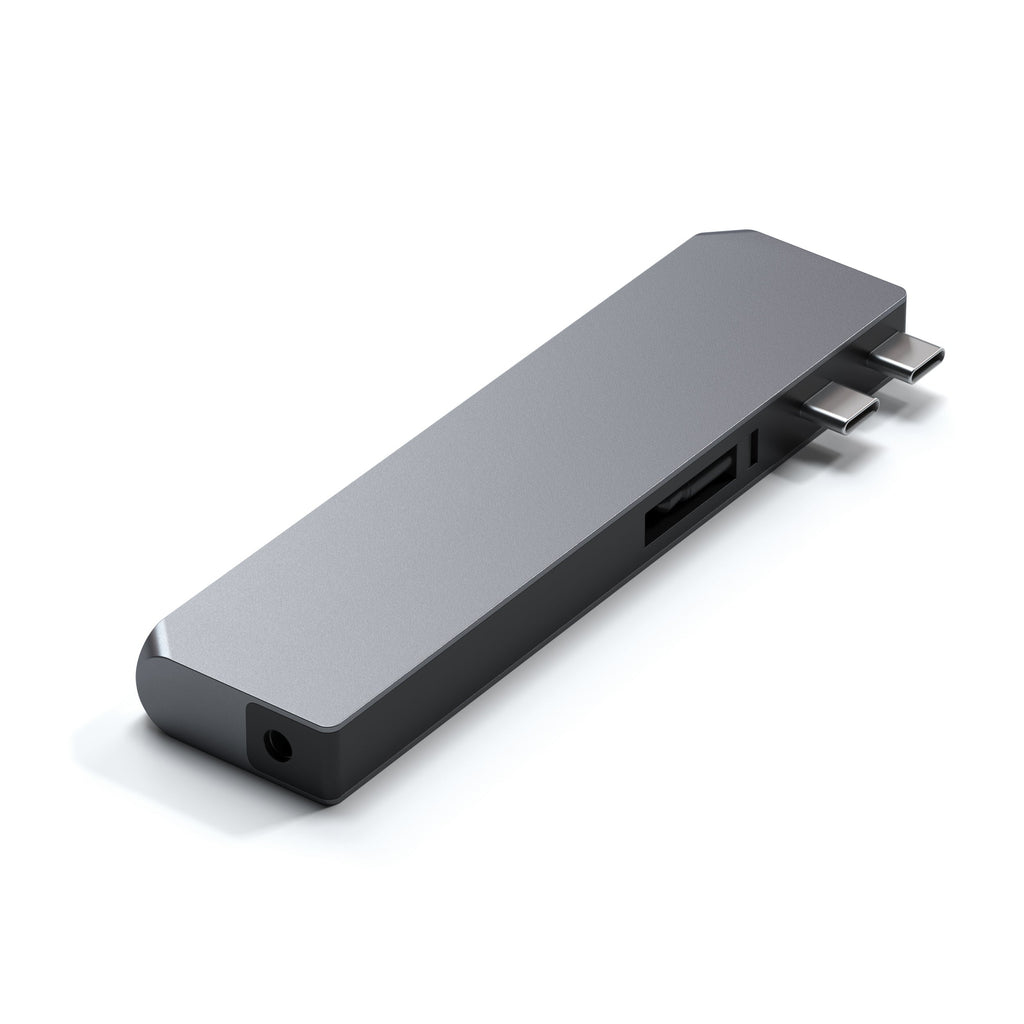 Hub USB-C grigio con più porte su sfondo bianco.